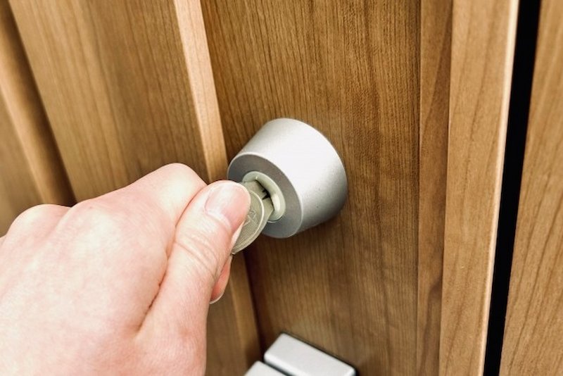 玄関の鍵を閉める様子